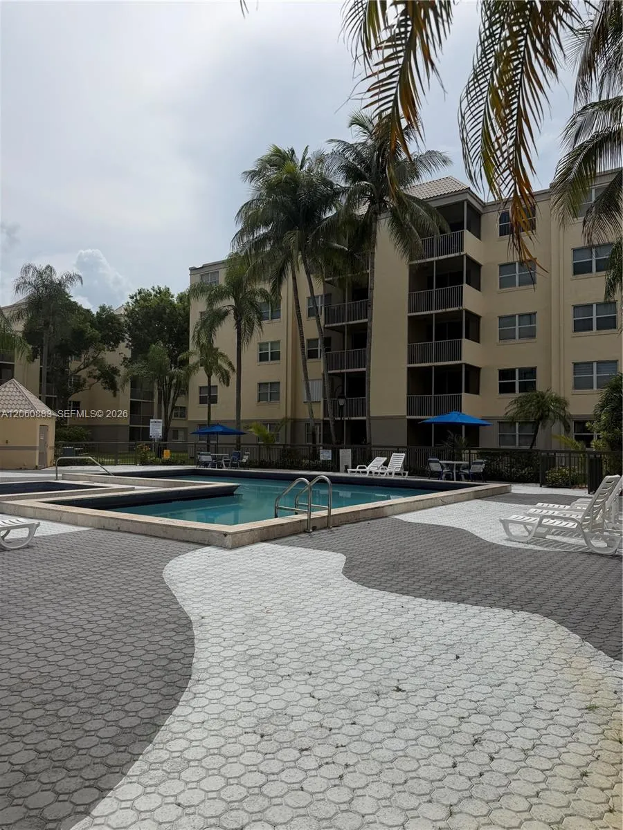 8205 Lake Dr #306 Doral, FL 33166
