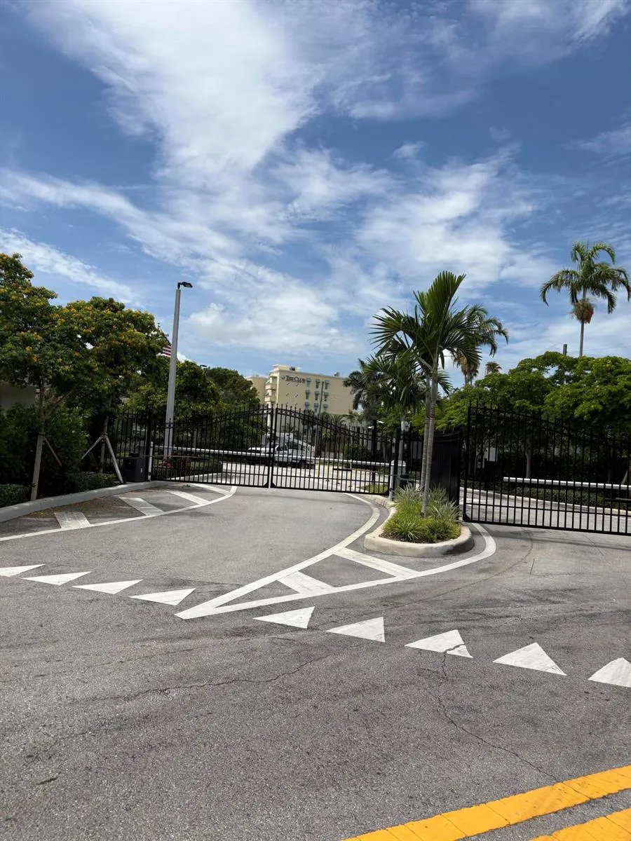 240 HORIZONS W #208 Boynton Beach, FL 33435