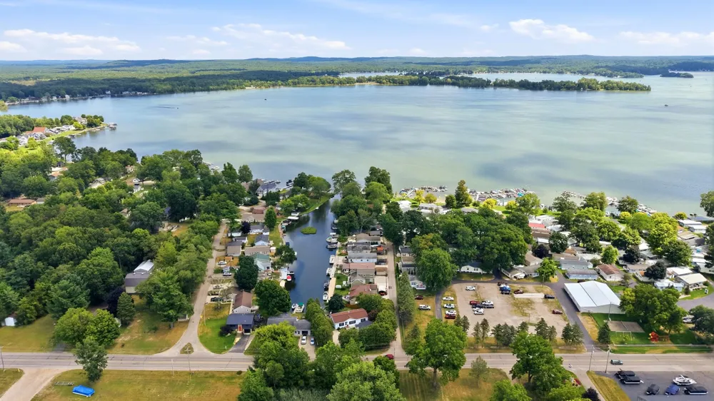 12932 Hazel Drive Wayland, MI 49348