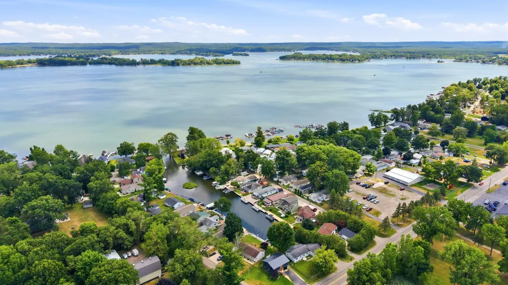 12932 Hazel Drive Wayland, MI 49348