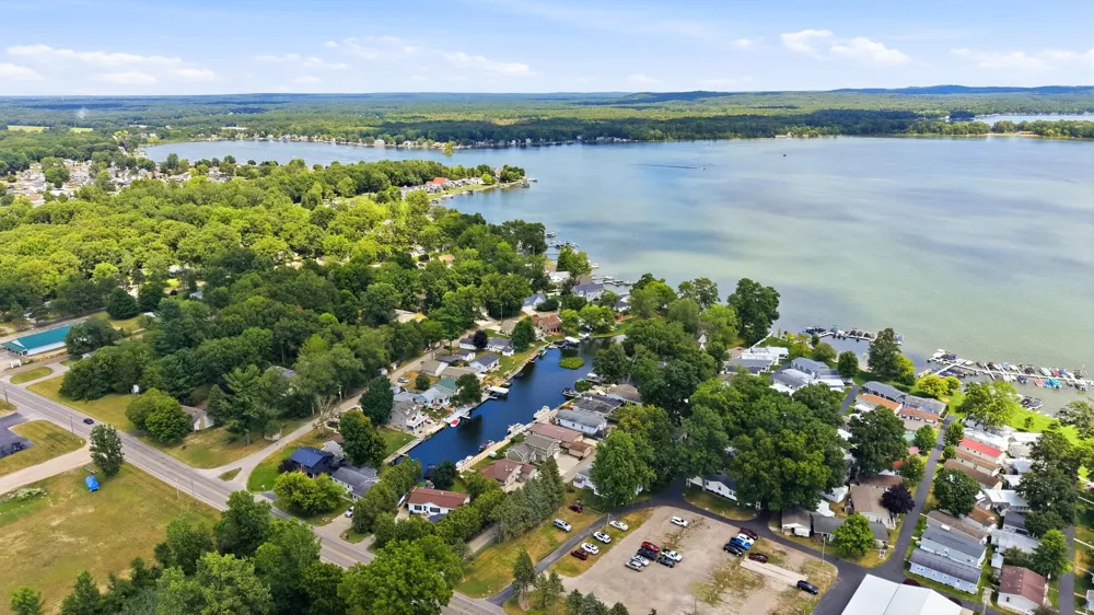 12932 Hazel Drive Wayland, MI 49348