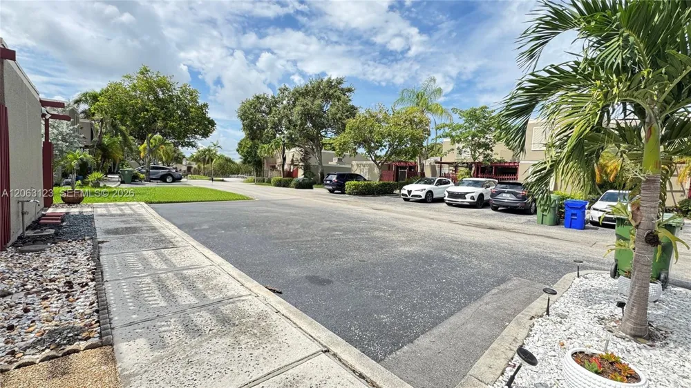 1151 Windward Dr #1151 Pembroke Pines, FL 33026
