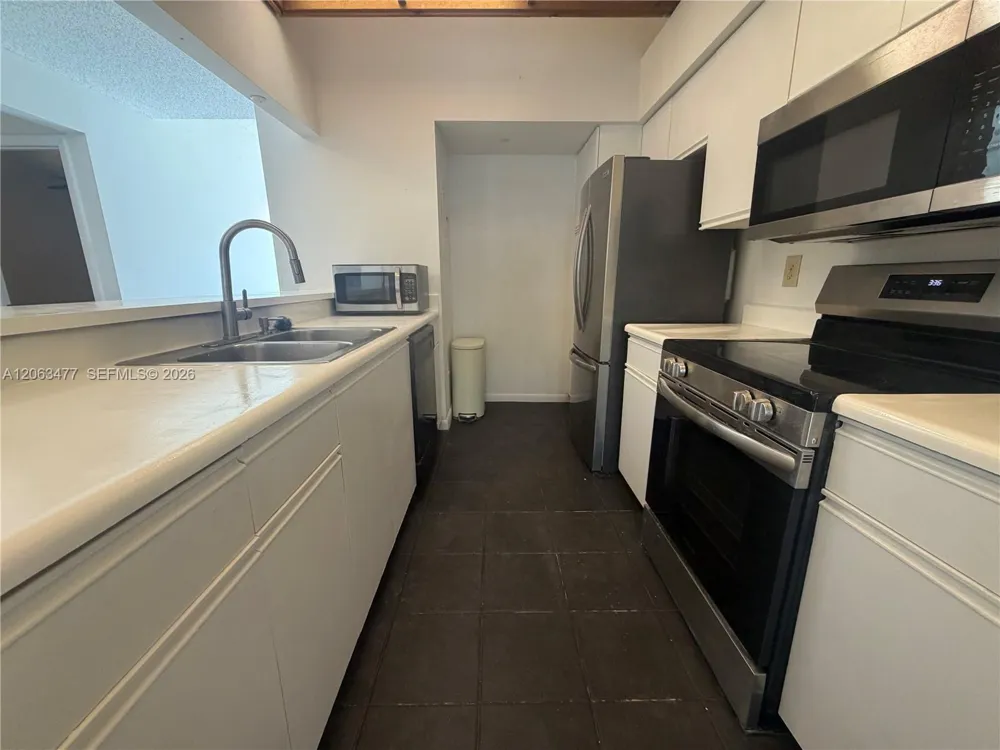 1172 NW 122nd Ter Pembroke Pines, FL 33026