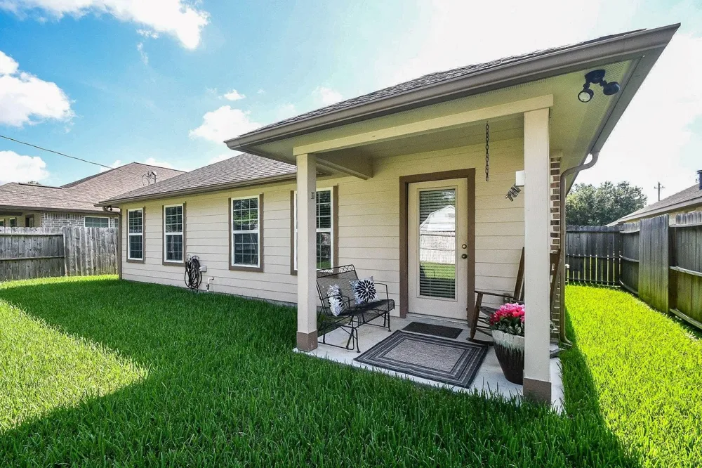 828 S 1st Street La Porte, TX 77571