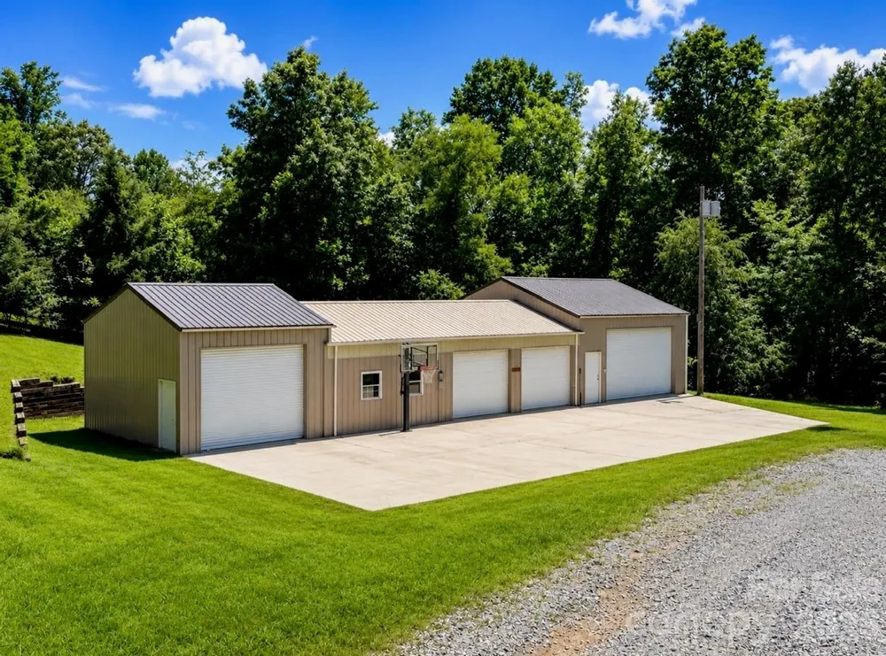 80 Hidden Bluff Lane Horse Shoe, NC 28742