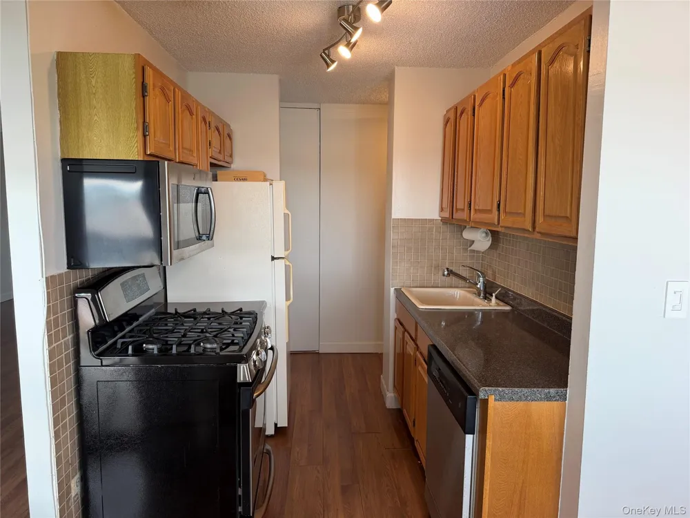 2 BAY CLUB DRIVE #7Y Bayside, NY 11360