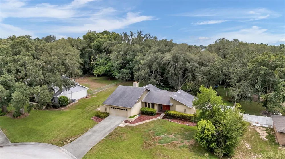 717 WOODHILL DRIVE Lakeland, FL 33813
