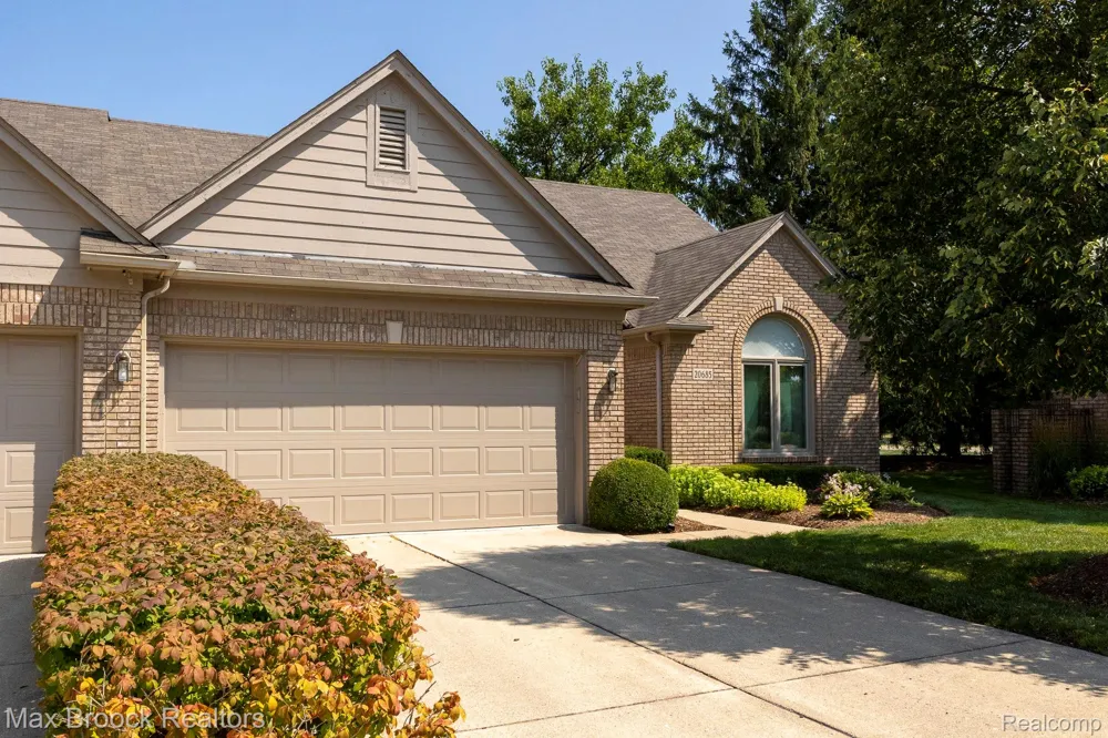 20685 Hillsboro Drive Macomb Township, MI 48044