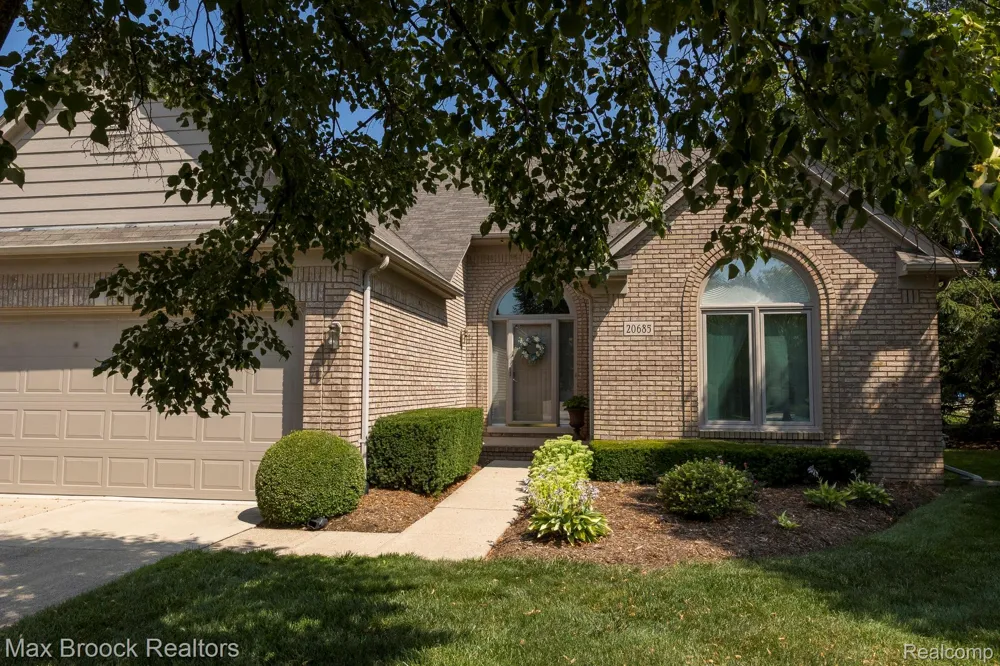 20685 Hillsboro Drive Macomb Township, MI 48044