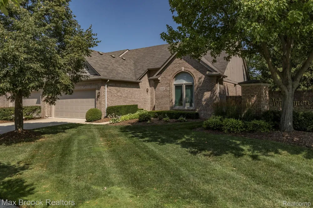 20685 Hillsboro Drive Macomb Township, MI 48044