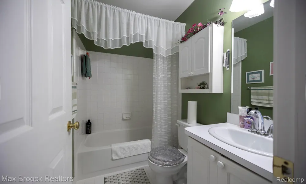 20685 Hillsboro Drive Macomb Township, MI 48044