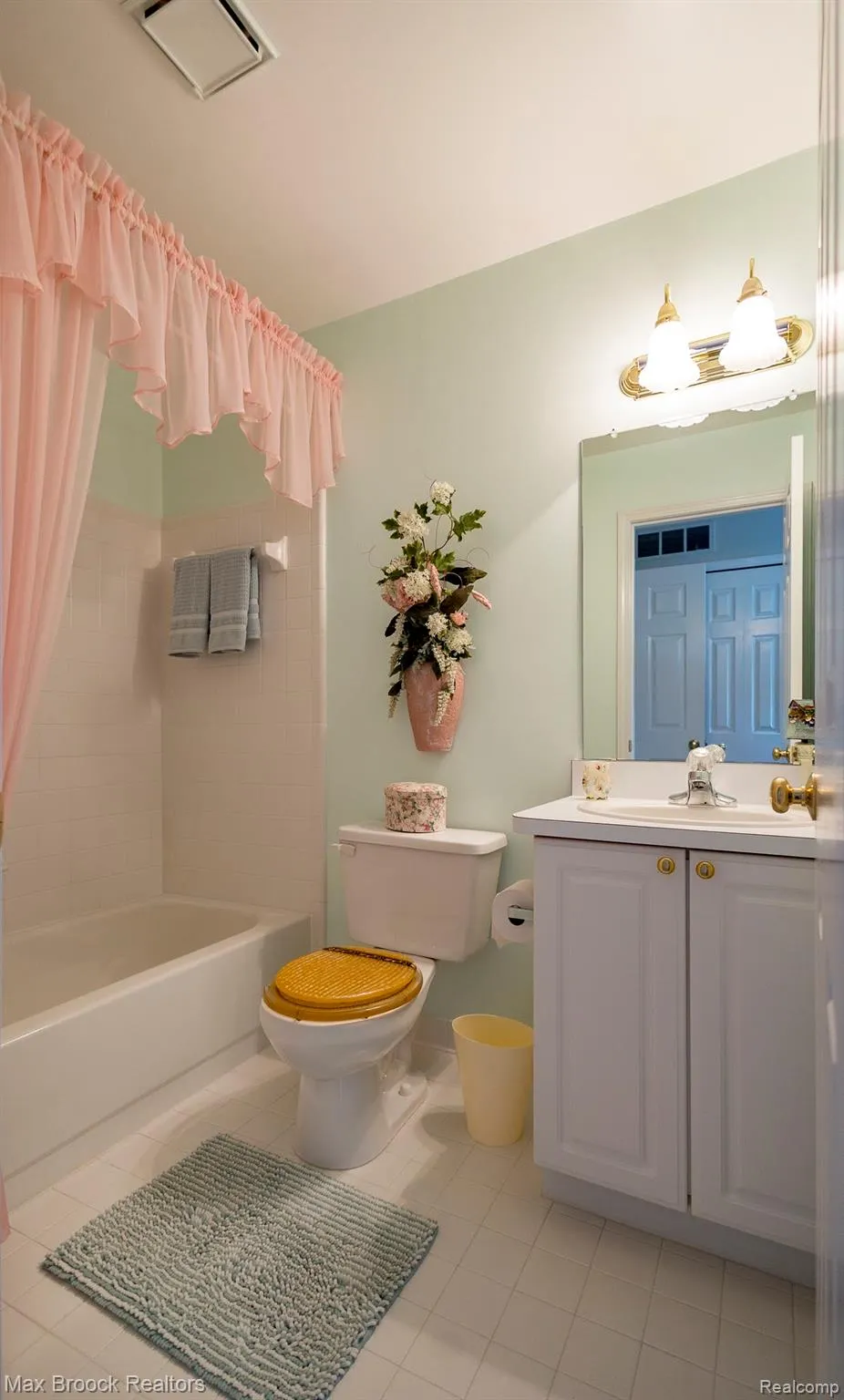 20685 Hillsboro Drive Macomb Township, MI 48044
