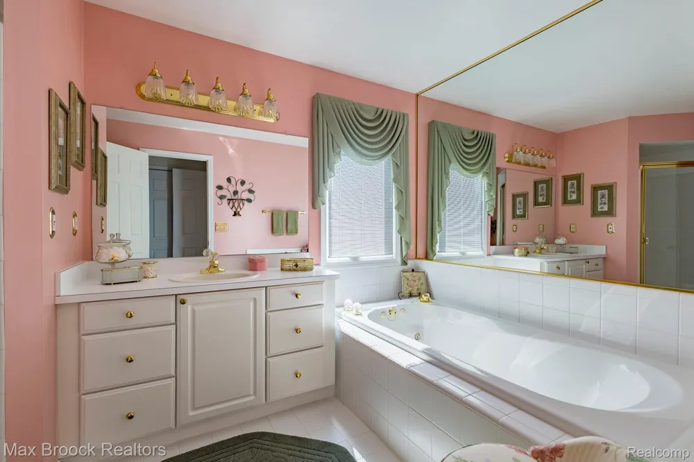 20685 Hillsboro Drive Macomb Township, MI 48044