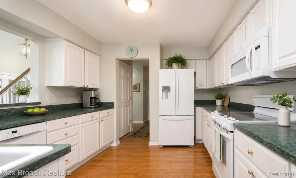 20685 Hillsboro Drive Macomb Township, MI 48044