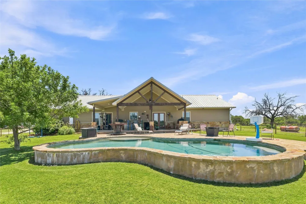 186 520 Mullin, TX 76864