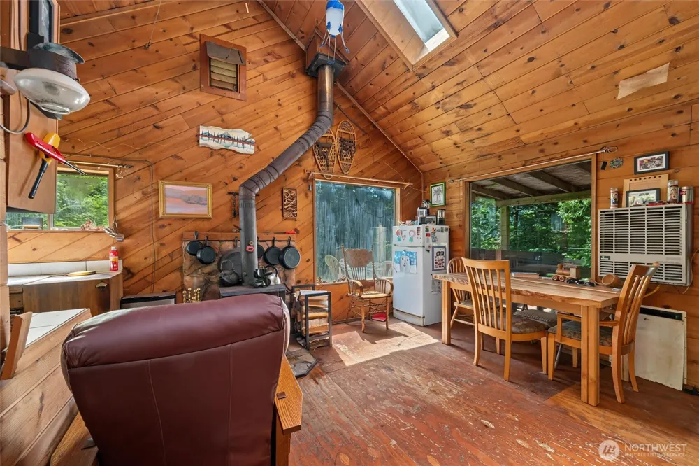 9075 Upper Frost Creek Road Maple Falls, WA 98266