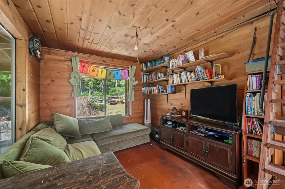9075 Upper Frost Creek Road Maple Falls, WA 98266