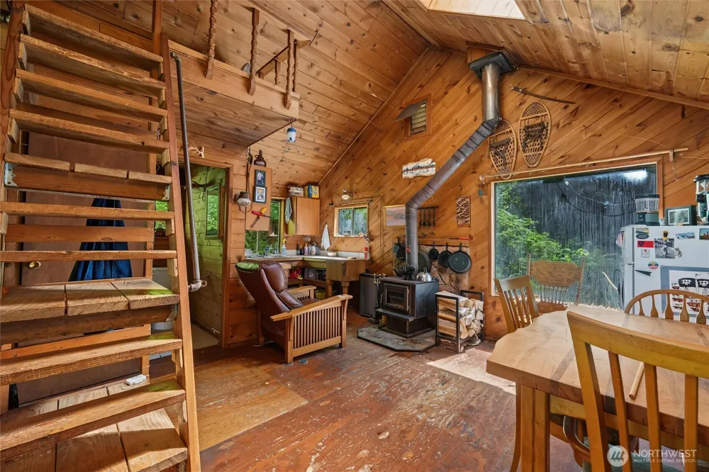 9075 Upper Frost Creek Road Maple Falls, WA 98266