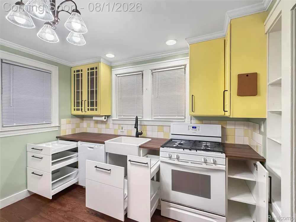 24520 Schroeder Avenue Eastpointe City, MI 48021