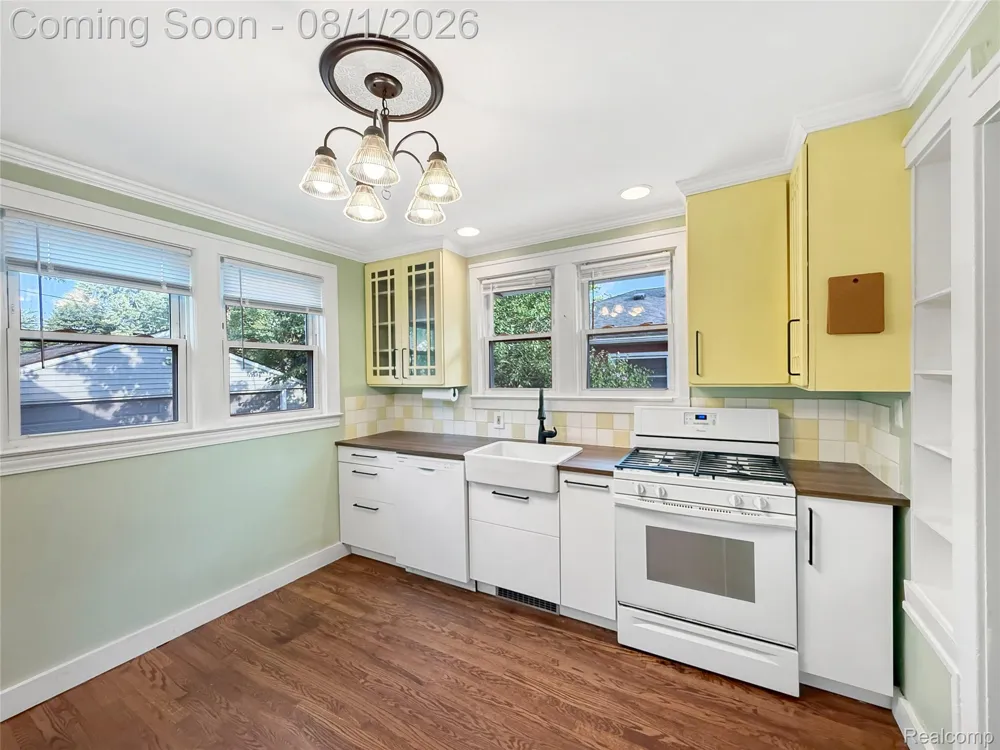 24520 Schroeder Avenue Eastpointe City, MI 48021