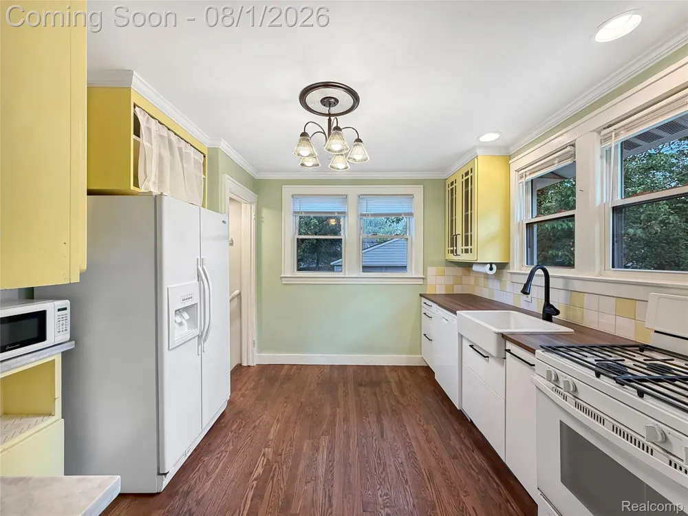 24520 Schroeder Avenue Eastpointe City, MI 48021