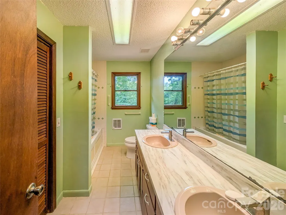 328 Wooded Valley Lane Burnsville, NC 28714