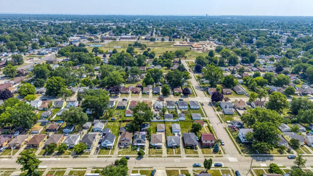 24828 Laetham Avenue Eastpointe City, MI 48021