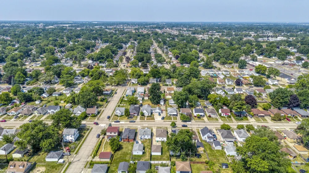24828 Laetham Avenue Eastpointe City, MI 48021