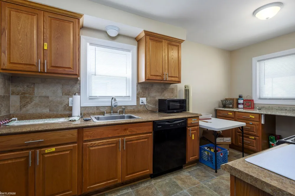 24828 Laetham Avenue Eastpointe City, MI 48021