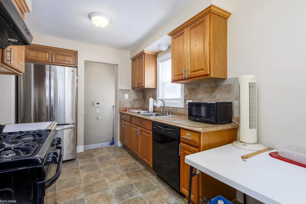 24828 Laetham Avenue Eastpointe City, MI 48021