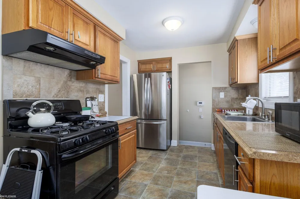 24828 Laetham Avenue Eastpointe City, MI 48021