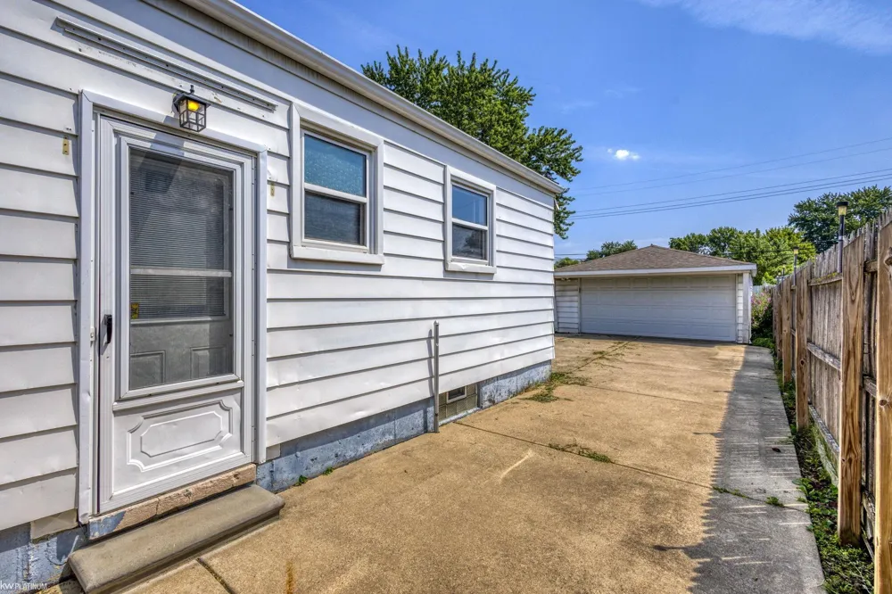 24828 Laetham Avenue Eastpointe City, MI 48021