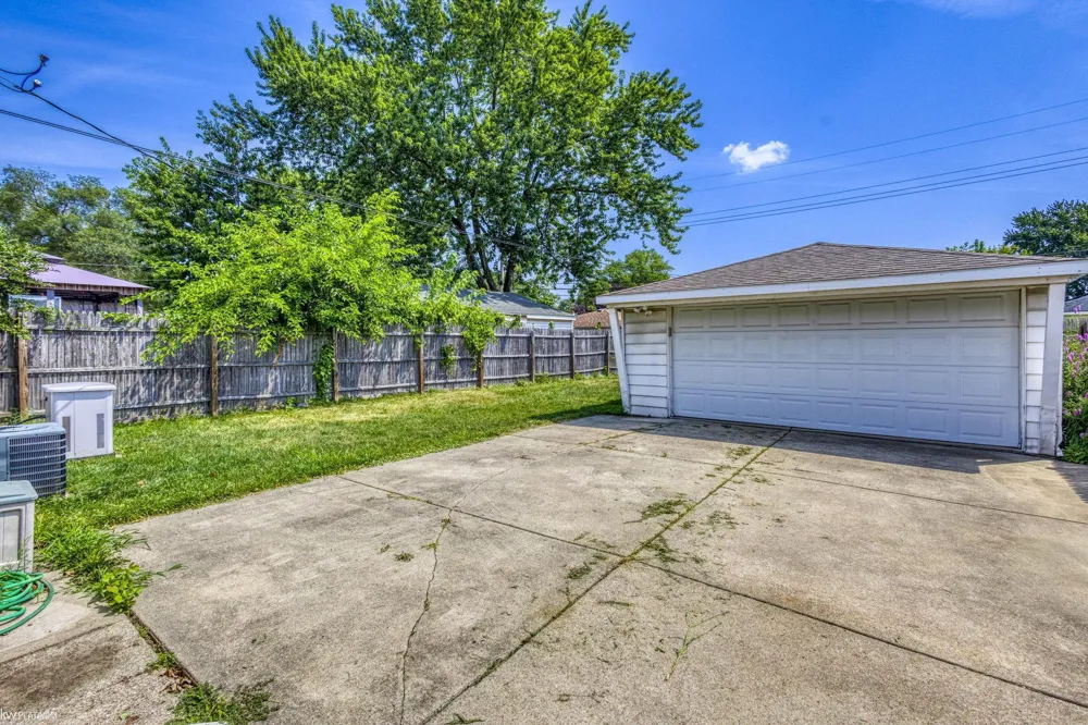 24828 Laetham Avenue Eastpointe City, MI 48021
