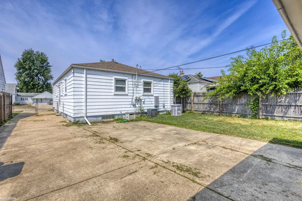 24828 Laetham Avenue Eastpointe City, MI 48021