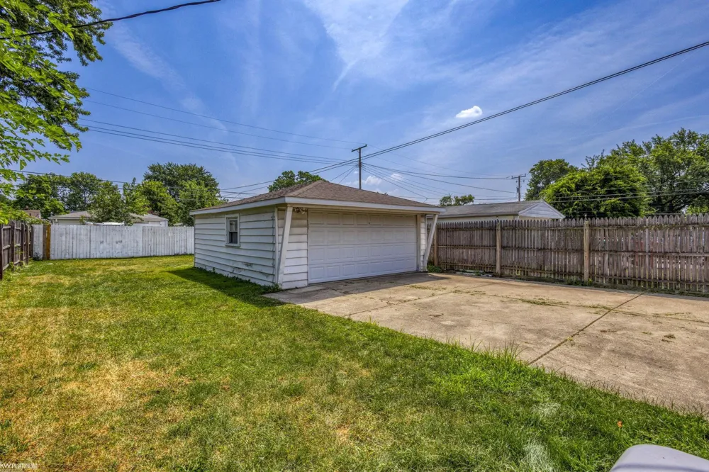 24828 Laetham Avenue Eastpointe City, MI 48021