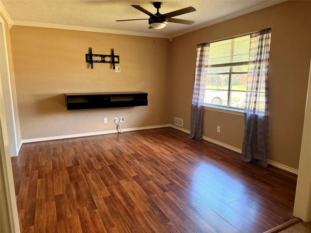 201 Collins Drive Terrell, TX 75160