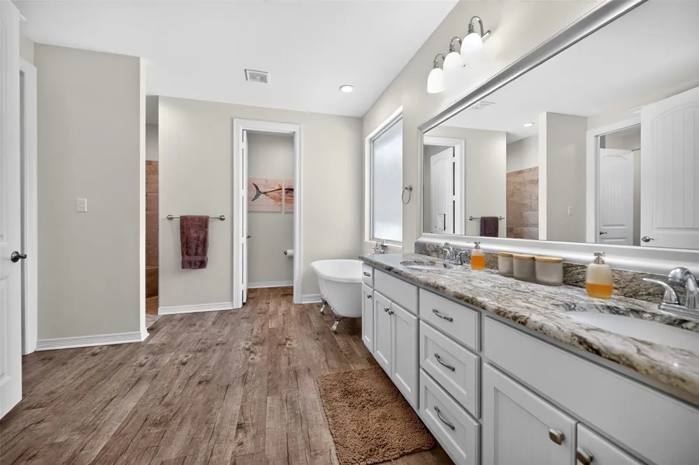 9236 Safari Bluff Larue, TX 75770