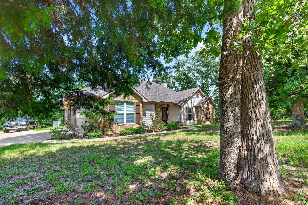 9236 Safari Bluff Larue, TX 75770