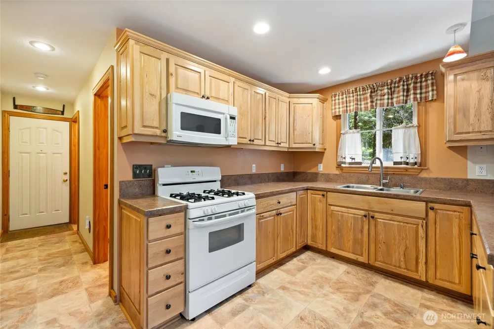 214 Paradise Dr Ashford, WA 98304