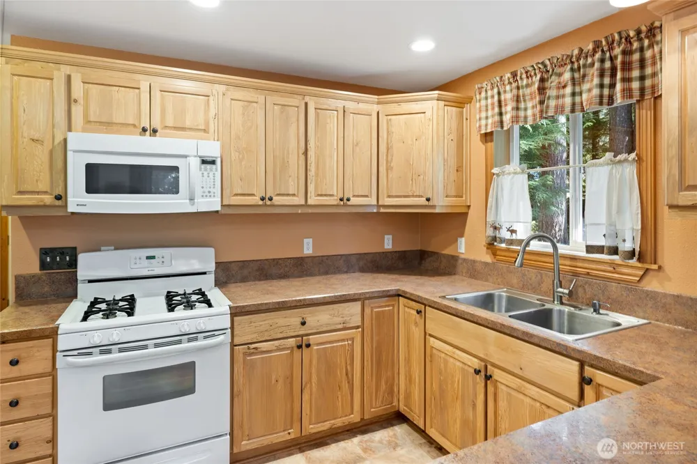 214 Paradise Dr Ashford, WA 98304