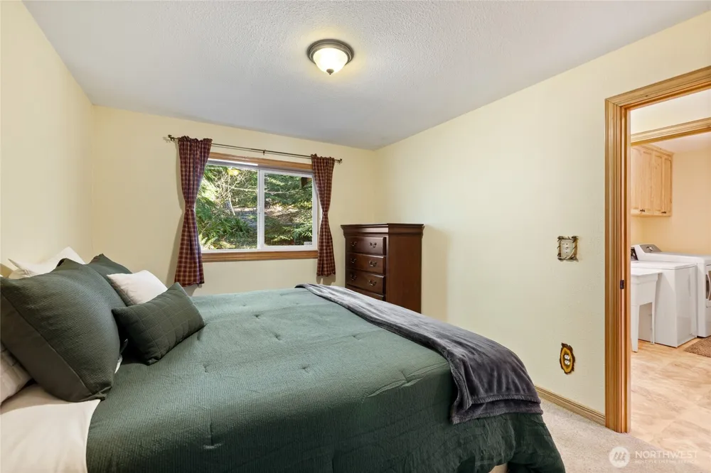 214 Paradise Dr Ashford, WA 98304