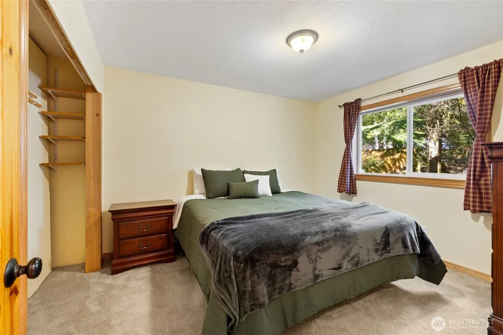 214 Paradise Dr Ashford, WA 98304