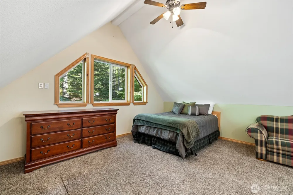 214 Paradise Dr Ashford, WA 98304