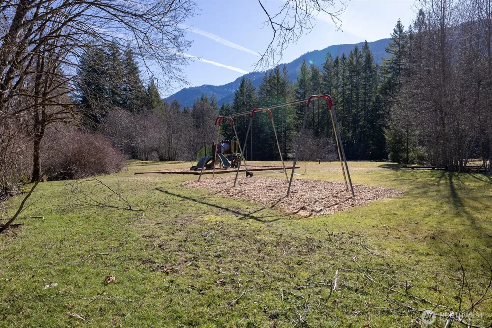 214 Paradise Dr Ashford, WA 98304