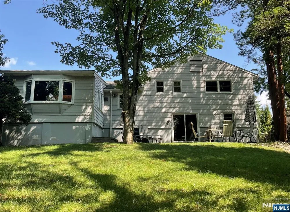 51 Earnshaw Place Clifton, NJ 07013
