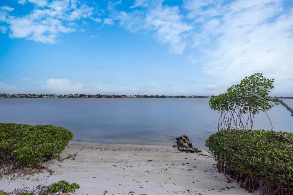 88 Lakeshore Drive Hypoluxo, FL 33462