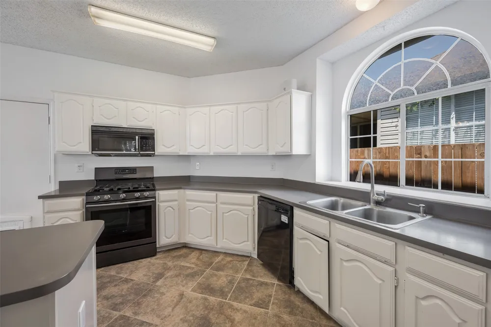 7122 Don Gomez Lane Garland, TX 75043