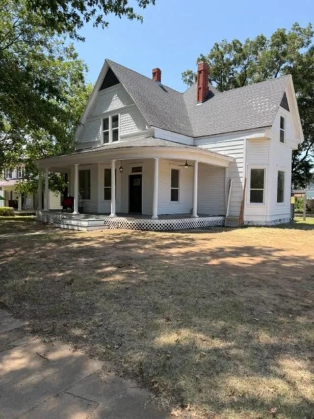 424 Hinckley Street Holdenville, OK 74848
