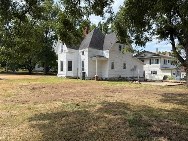 424 Hinckley Street Holdenville, OK 74848