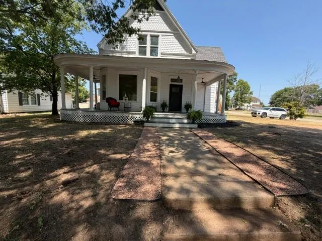 424 Hinckley Street Holdenville, OK 74848